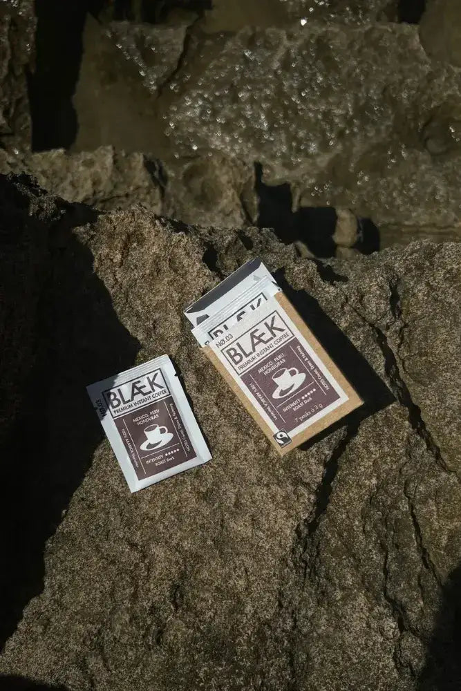 BLÆK Instant-Kaffee No.03 Dark Roast, im Einsatz