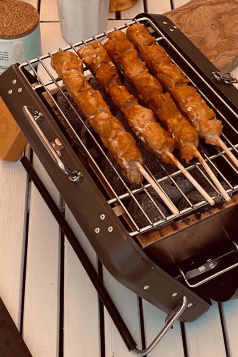 Stylischer Koffer-Grill tragbarer Holzkohlegrill in oliv mit Fackeln