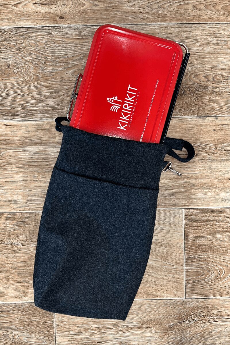 BBQ Bag Kerstin aus Schurwolle in Grau aus Schafschurwolle für Kikirikit mit rotem Grill