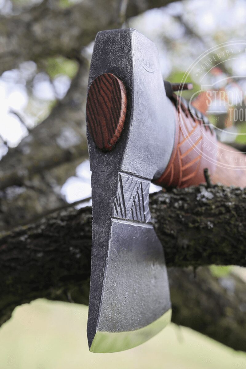 Handliche Axt mit Ornament von Stongway Tools mit Lederscheide Klinge 2