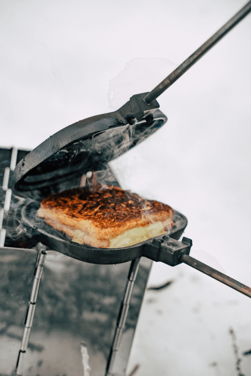 Sandwicheisen mit Elch Motiv von Stabilotherm mit Sandwich im Schnee aus Gusseisen