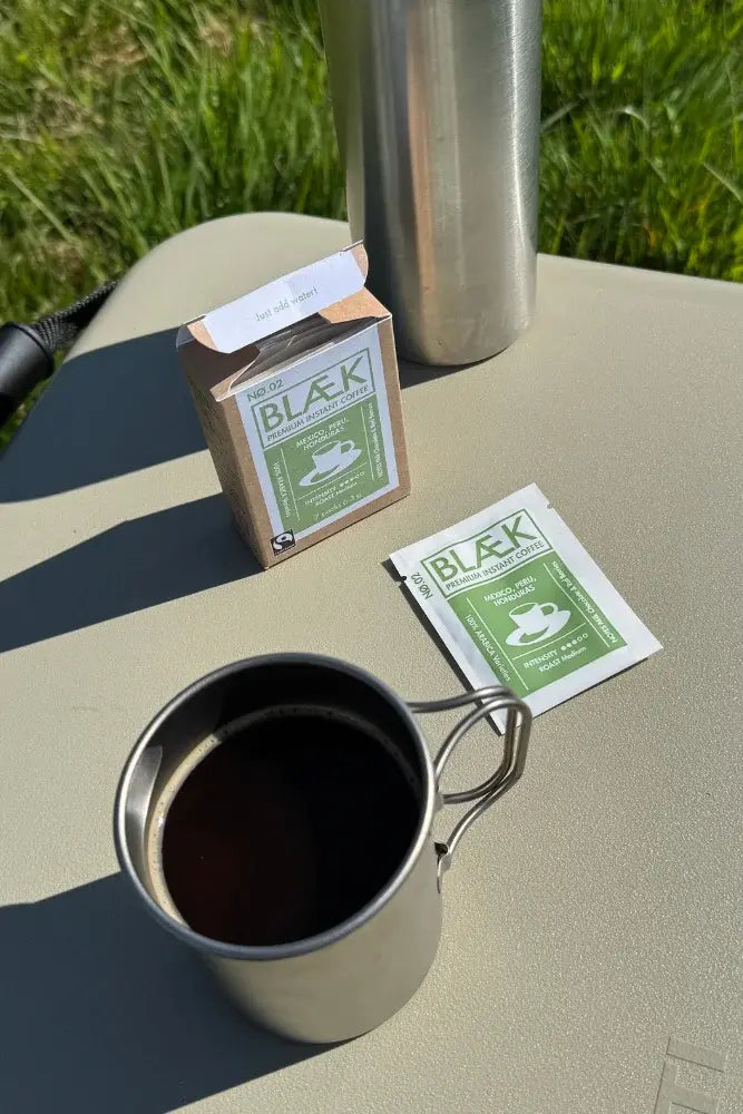 BLÆK Instant-Kaffee No.02 Medium Roast, im Einsatz