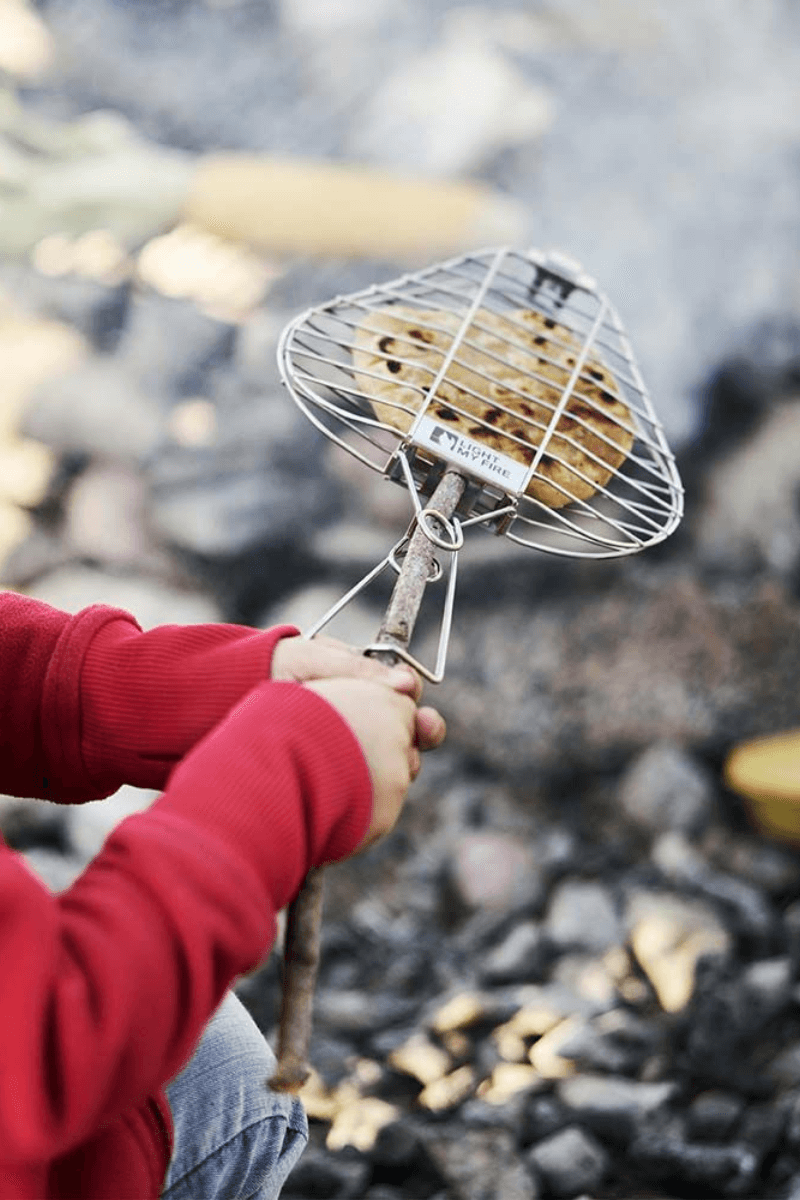 Opas Feuergrill Grillaufsatz von Light my Fire auch für Kinder