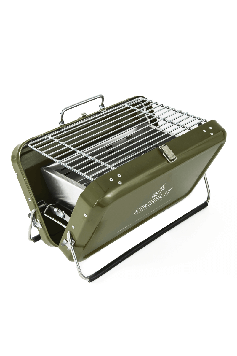 Stylischer Koffer-Grill tragbarer Holzkohlegrill in oliv aufgeklappt