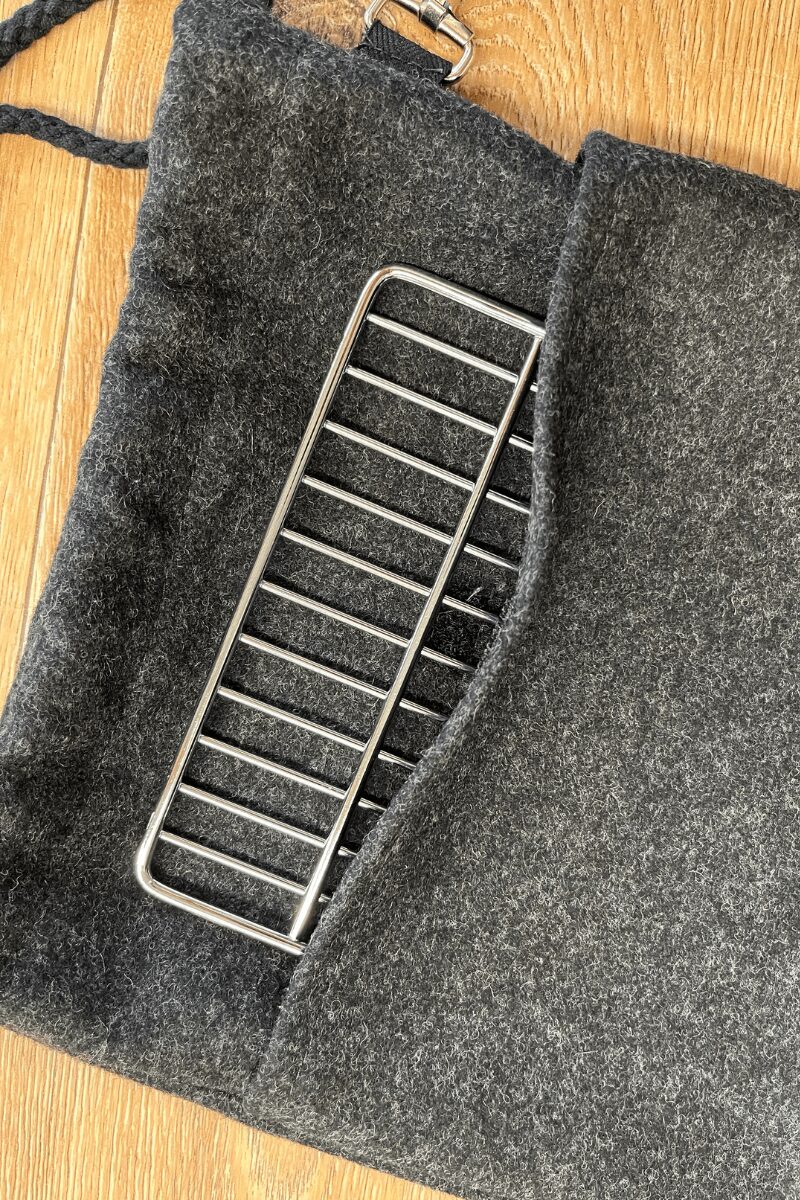 BBQ Bag Kerstin aus Schurwolle in Grau aus Schafschurwolle für Kikirikit Grill Außentasche Detailaufnahme