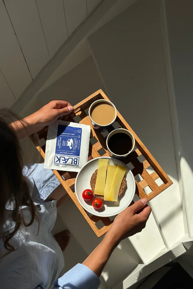 Blaek Instant Kaffee No.1 Blonde Roast Box beim Camping in der Natur