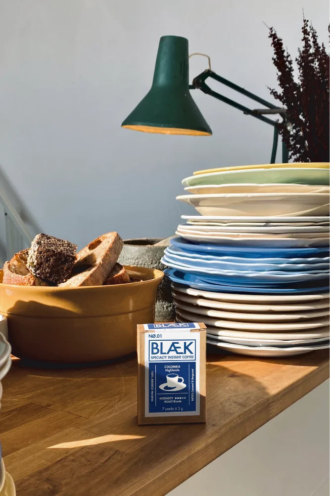 Blaek Instant Kaffee No.1 Blonde Roast Box in der Natur – Kaffee für unterwegs