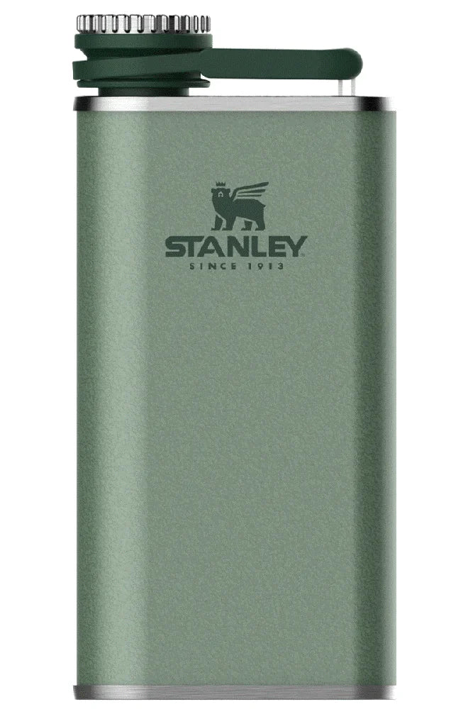 Stanley Flachmann Classic Easy Fill Wide Mouth aus Edelstahl als Freisteller fuer Outdoor und Camping