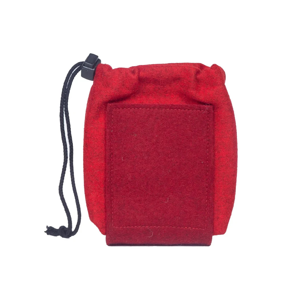 Roter Beutel mit schwarzem Kordelzug, Kordelstopper und aufgesetzter rechteckiger Fronttasche vor weißem Hintergrund.