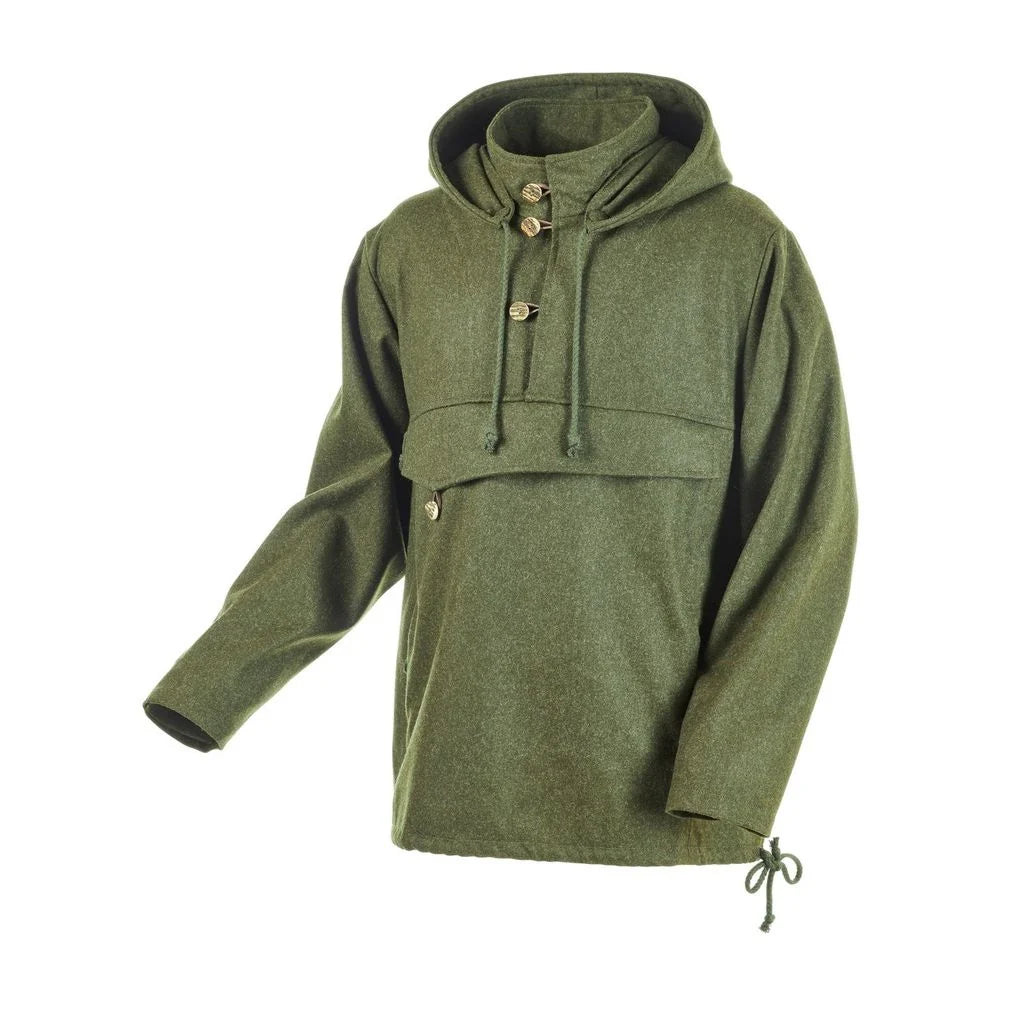 Grüner Anorak mit Kapuze, Knopfverschluss am Stehkragen, großer Brusttasche und Kordelzug am Saum vor weißem Hintergrund.