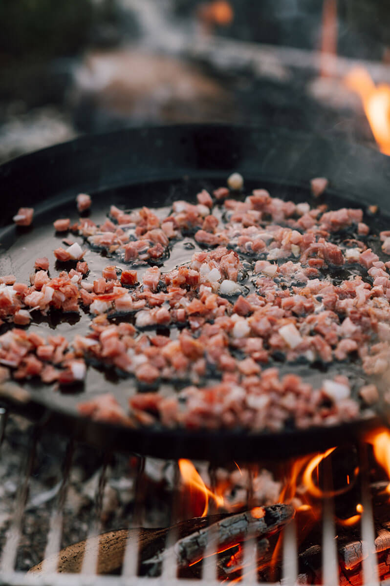 Speck braten in der Stabilotherm Jägerpfanne XL Outdoor Cooking