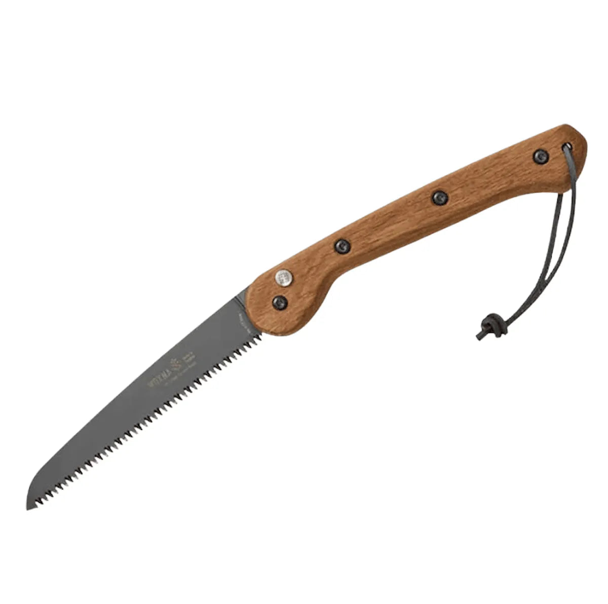 Geöffnete Klappsäge mit dunklem Sägeblatt, braunem Holzgriff und schwarzer Schlaufe vor weißem Hintergrund