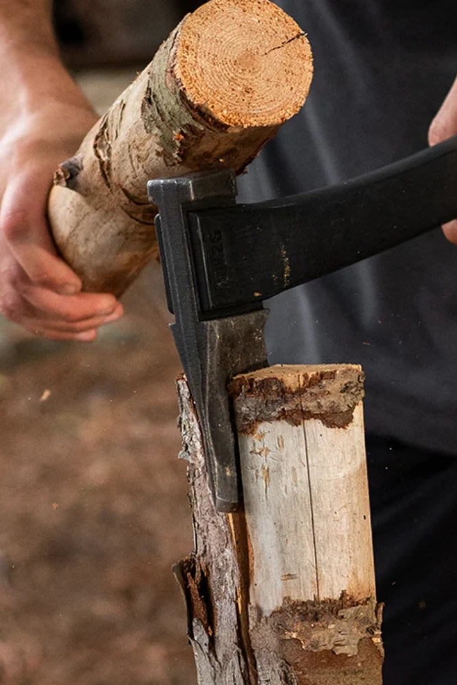 AGAWA ADK26 Camp Hatchet beim Feuerholz vorbereiten am Lagerfeuer