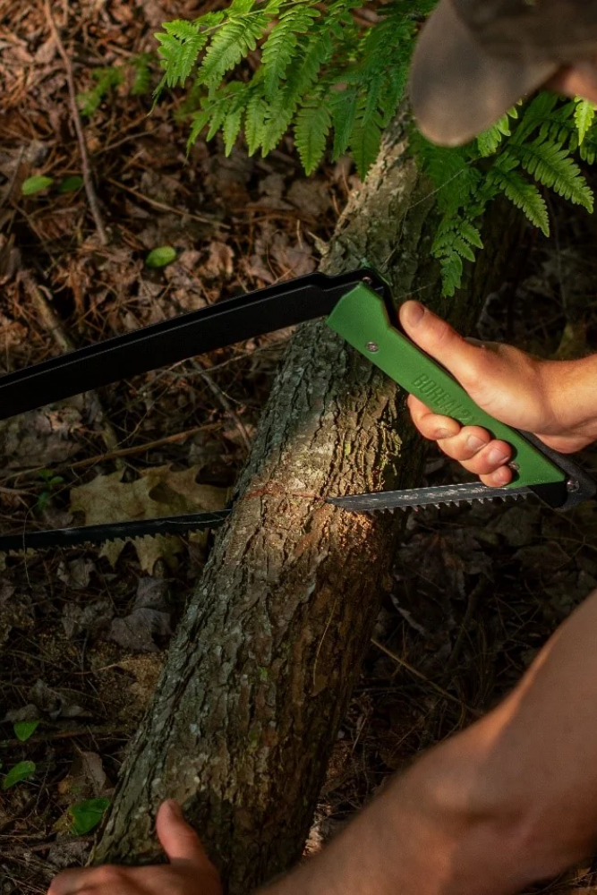 Agawa BOREAL21 Outdoor-Säge beim Holzsägen für Bushcraft und Camping