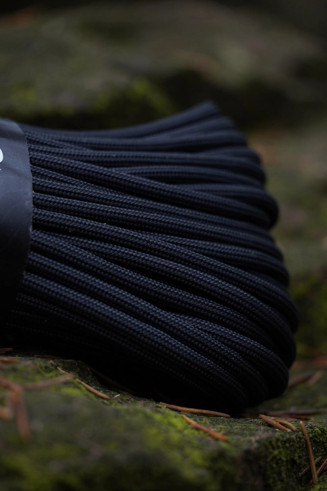 Detailansicht des Atwood Paracord 550 Typ III in Schwarz – eng geflochtenes, strapazierfähiges Outdoor-Seil.