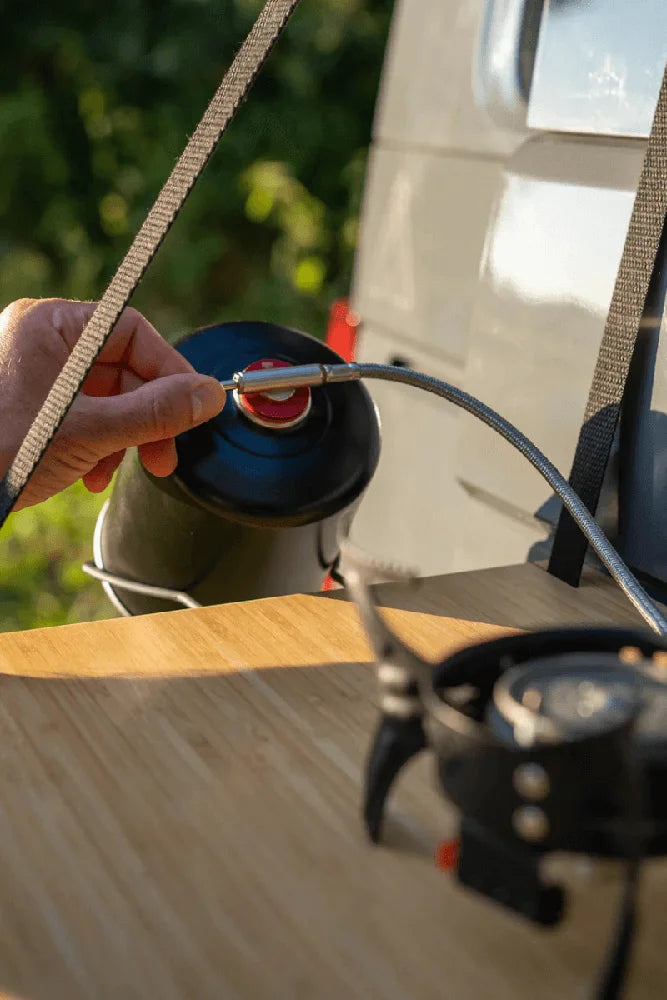Camp Libre Gaskartuschen-Halterung Barney am Hängetisch Fred im Einsatz im VW Bulli T5 – praktische Campinglösung für Outdoor-Küche