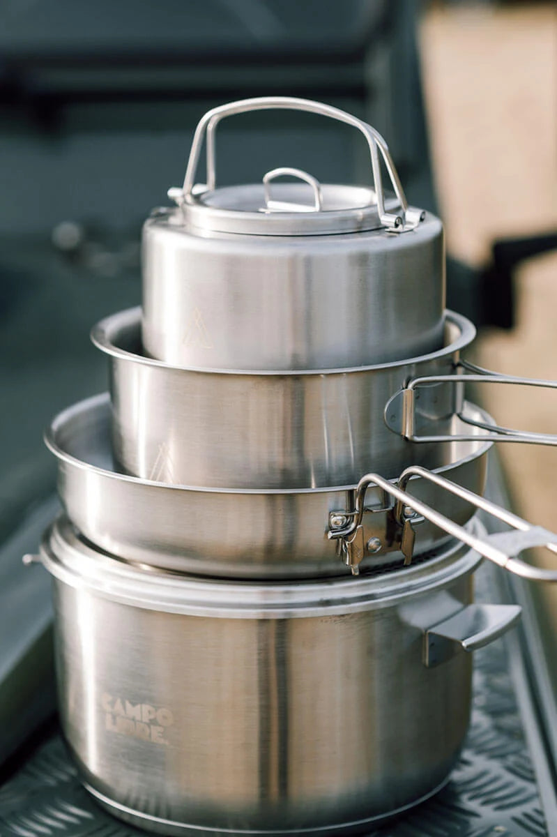 Campo Libre Camping Kochset Enzo 6-teilig im Outdoor-Einsatz – Edelstahl-Kochset mit Topf, Pfanne, Kessel, Sieb und Deckel für mobiles Kochen beim Camping und Abenteuer in der Natur