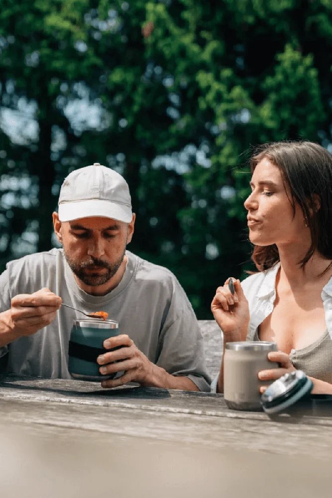 Campo Libre Edelstahl Thermobehaelter Lotta mit Loeffel beim Wandern Hiking im Outdoor Einsatz haelt Speisen warm und kalt