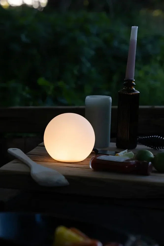 Campo Libre Leni Sphere Outdoor Lampe auf Terrasse oder Balkon im warmen Abendlicht beim Camping und Vanlife