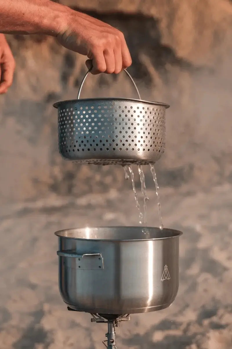 campolibre enzo xl kochset im einsatz beim camping outdoor kochen mit topf und pfanne am feuer