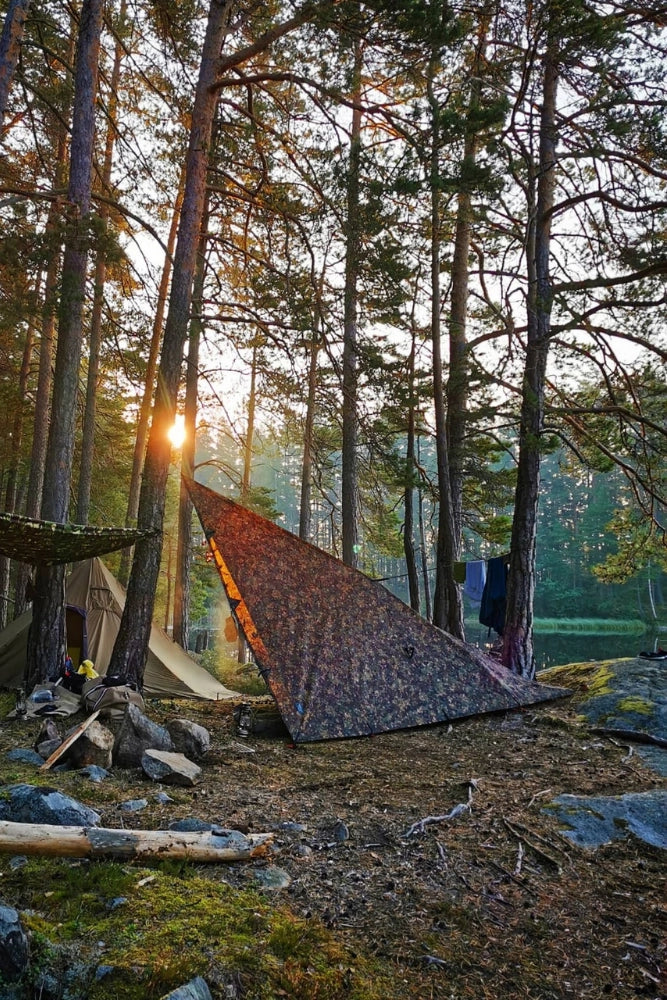 DD Hammocks Tarp 3 x 3 m in Multicam im Diamond-Aufbau über einer Hängematte