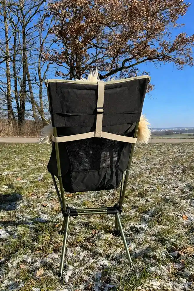Verstellbarer Fellhalter in Beige im Vanlife-Einsatz – praktischer Halter für sicheren Halt unterwegs im Camper.