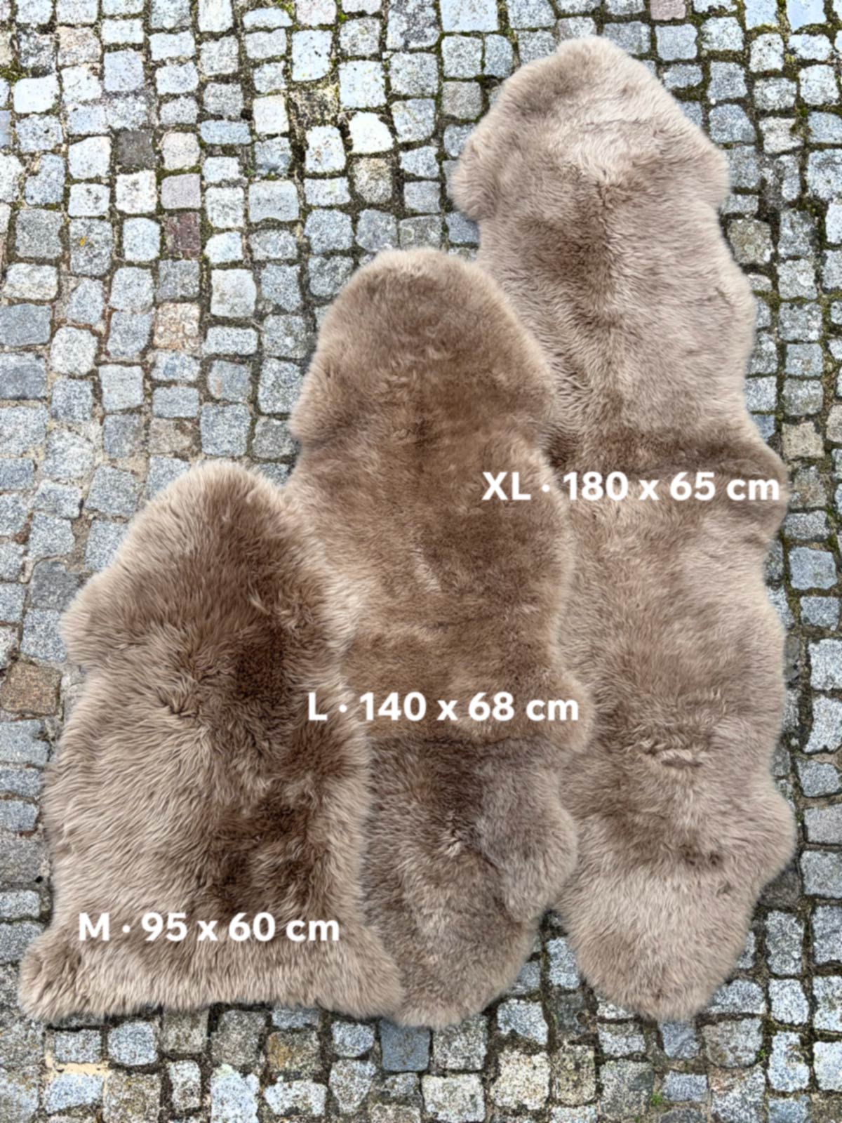 Größenvergleich der Merino Schaffelle M mit 95 x 60 cm, L mit 140 x 68 cm und XL mit 180 x 65 cm nebeneinander