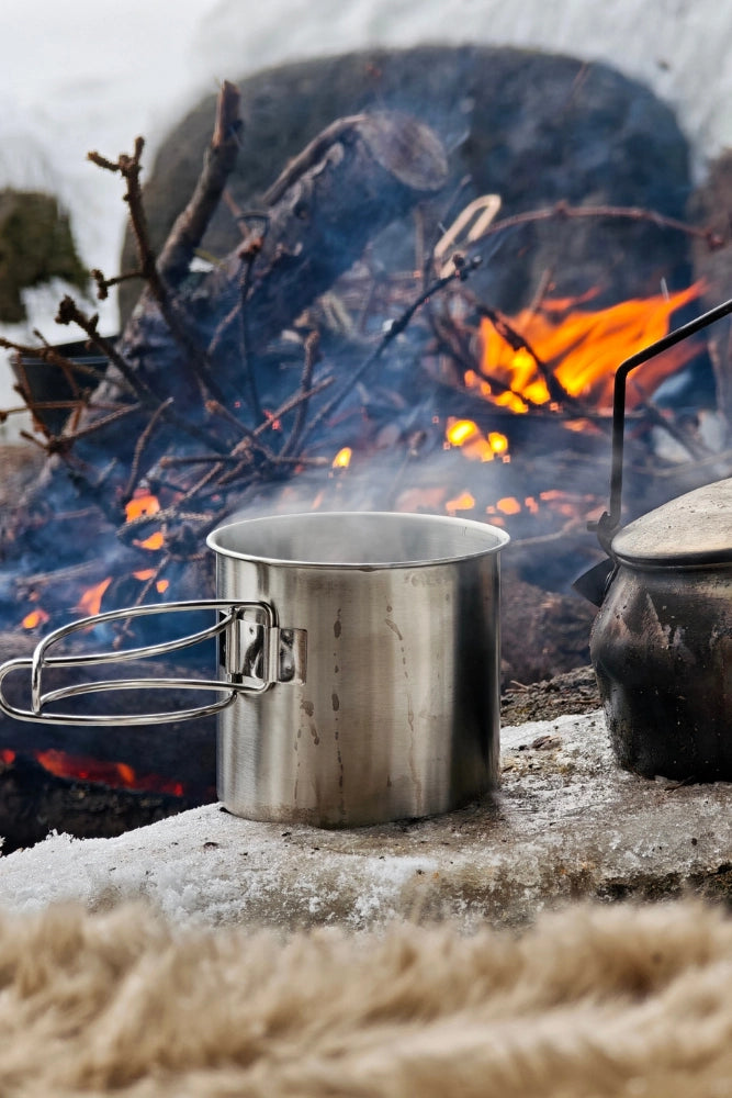 Edelstahl-Trinkbecher von Fritz & Frei am Lagerfeuer – ideal für Bushcraft und Camping.