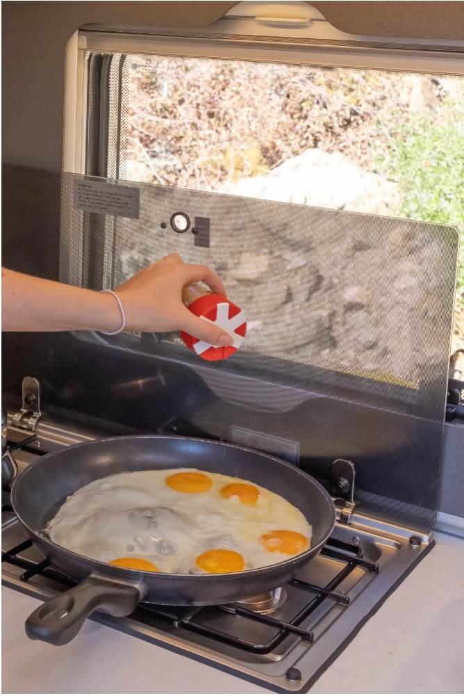 6-in-1 Gewürzstreuer beim Kochen im Outdoor Einsatz – Camping Küche mit Gewürzen
