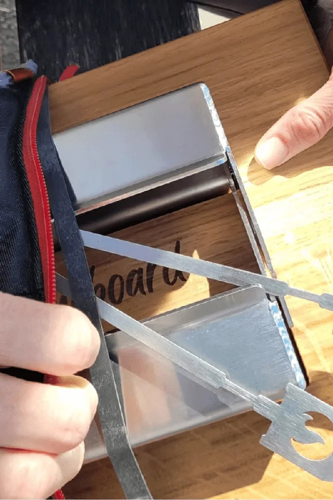 Porsti Flameboard Grillbrett aus Edelstahl und Eiche in der Verpackung fuer BBQ Grillen Outdoor und Camping