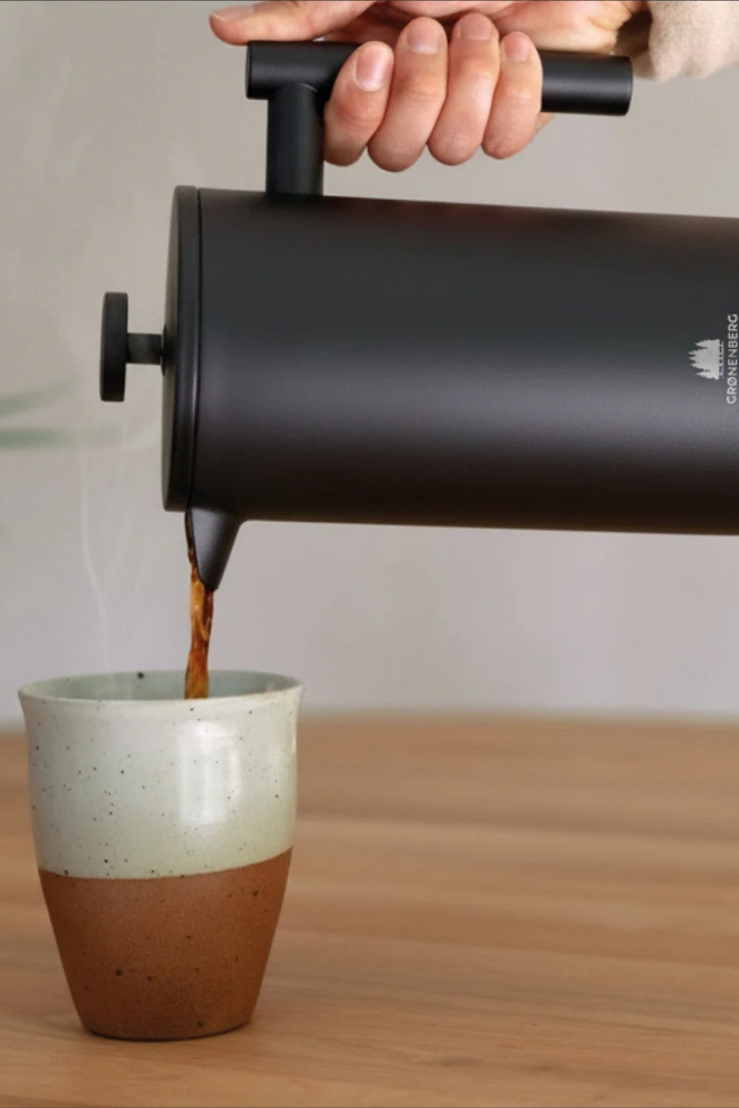 Groenenberg French Press Black bei der Kaffeezubereitung – frisch gebrühter Kaffee direkt serviert.