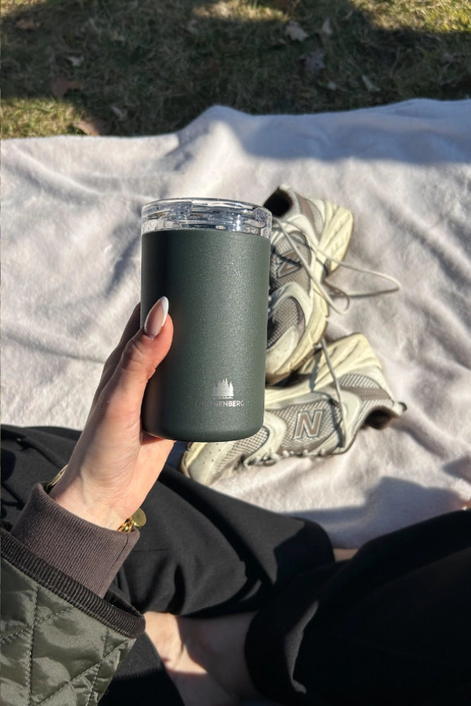 Thermobecher aus recyceltem Edelstahl (320 ml) beim Wandern – nachhaltiger Becher für heiße Getränke auf Tour