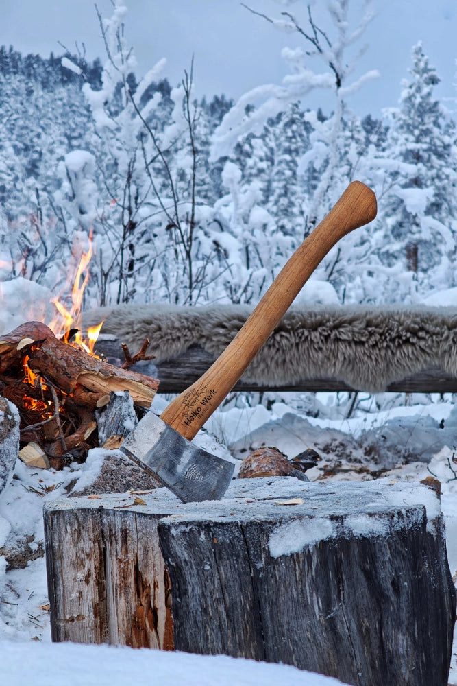 Helko Werk Gesellenbeil beim Bushcraften im Winterwald am Lagerfeuer – Beil für Holzarbeit und Feuerholz