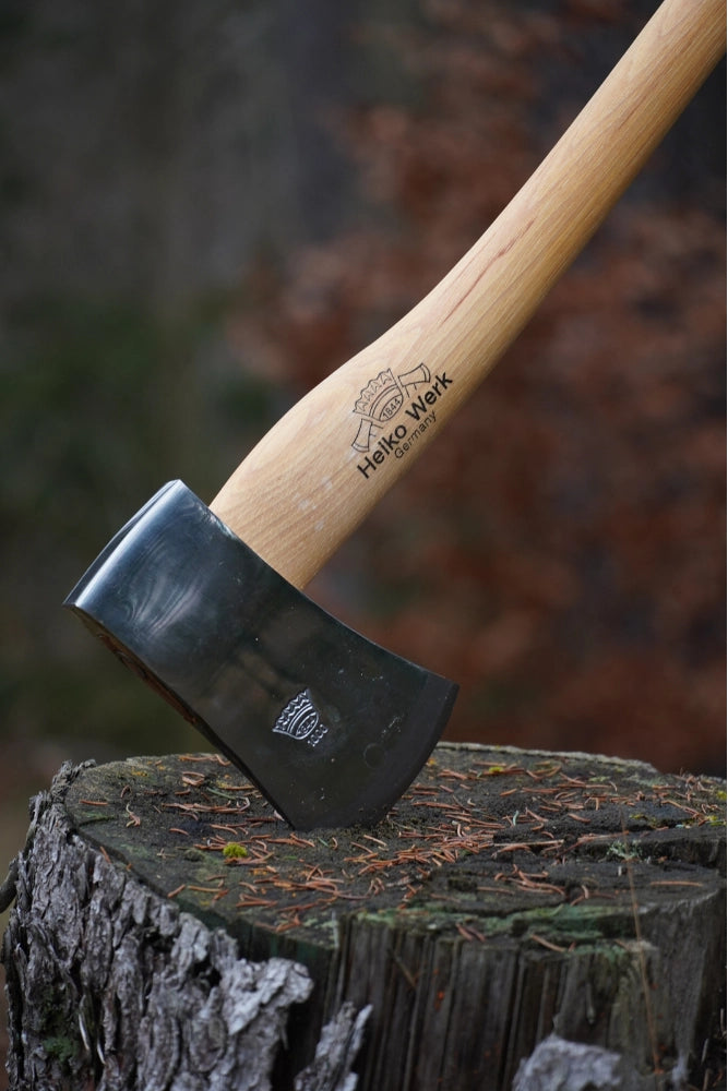 Detailaufnahme des Holzstiels der Helko Werk Pfadfinderaxt – ergonomisch, robust und langlebig.