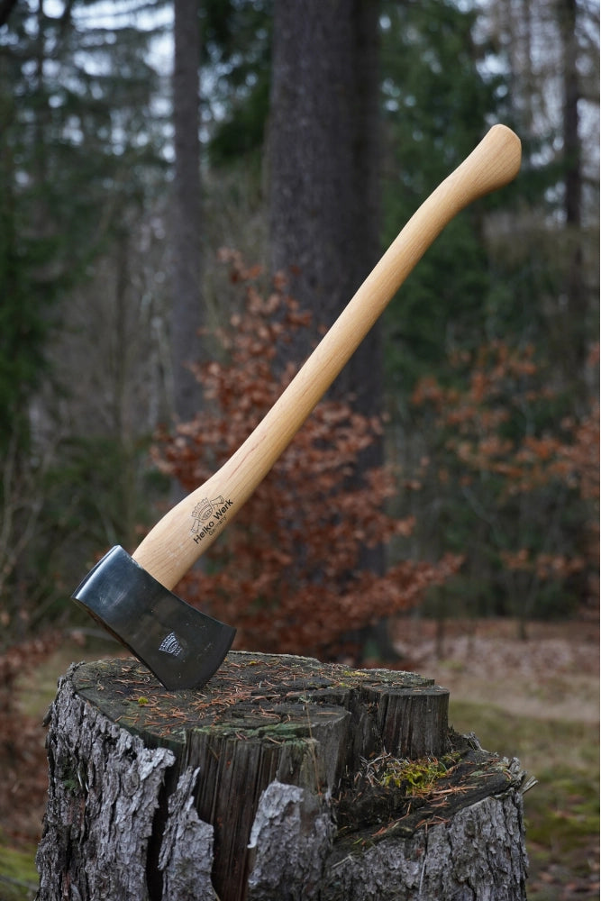 Helko Werk Pfadfinderaxt – robuste Outdoor-Axt mit Holzstiel in der Gesamtansicht.