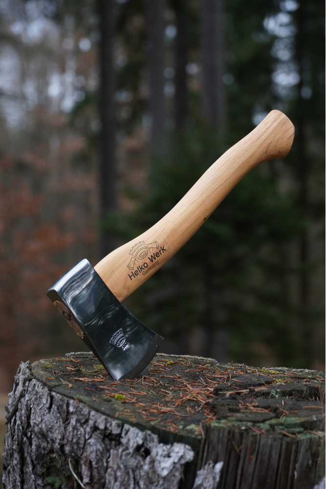 Helko Werk Pfadfinderbeil – traditionelles Outdoor-Beil mit Holzstiel in der Gesamtansicht.