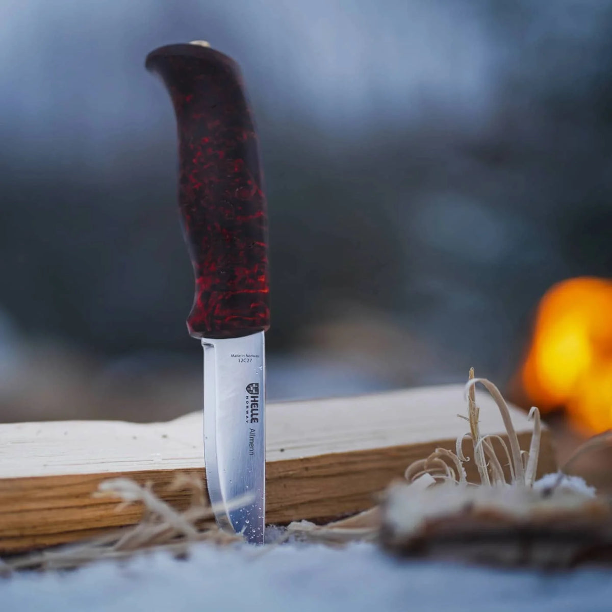Helle Allmenn Outdoor-Messer beim Bushcraft-Einsatz in winterlicher Umgebung mit Schnee
