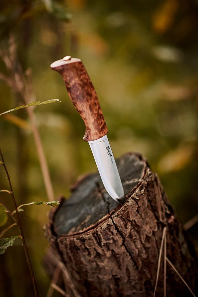 Helle Gaupe Messer am Lagerfeuer im Outdoor Einsatz beim Camping und Bushcraft