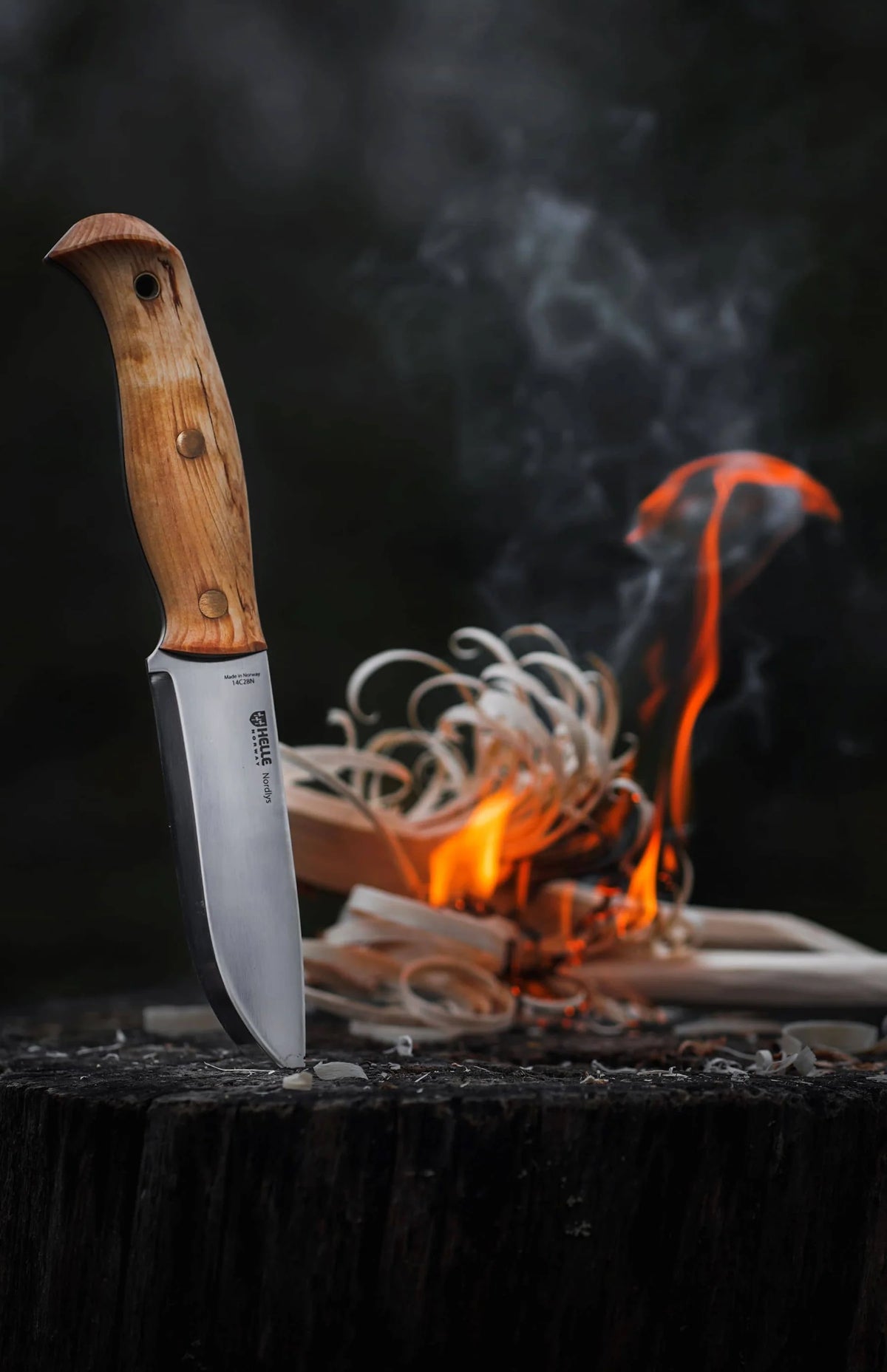 Helle Norway Nordlys Bushcraftmesser bei der Bearbeitung von Holz in der Natur
