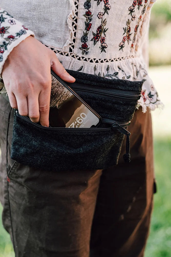 Hubertusloden Guerteltasche aus 100 Schafschurwolle als warme und robuste Tasche fuer Outdoor Aktivitaeten