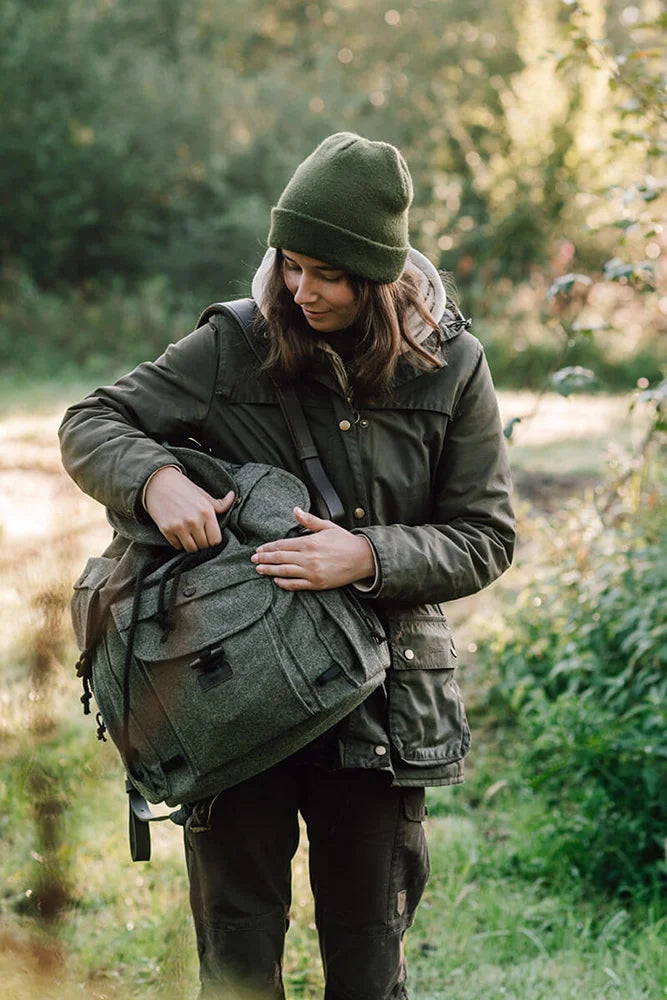 Hubertusloden Lodenrucksack Premium Superiorloden aus 100 Schafschurwolle nachhaltiger Wollrucksack fuer Wandern und Alltag
