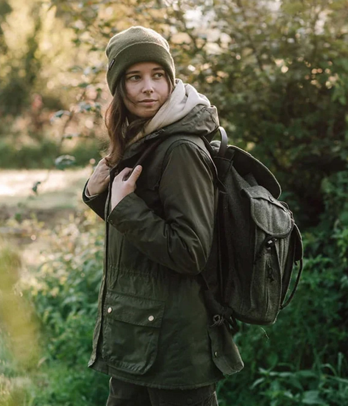 Frau trägt einen Hubertus Loden Lodenrucksack Premium aus Superiorloden auf einer Wanderung im Wald