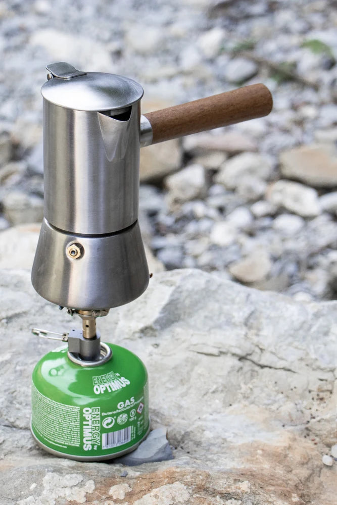 Lambda Coffee Espressokocher aus Edelstahl beim Campingfruehstueck Outdoor Kaffeezubereitung