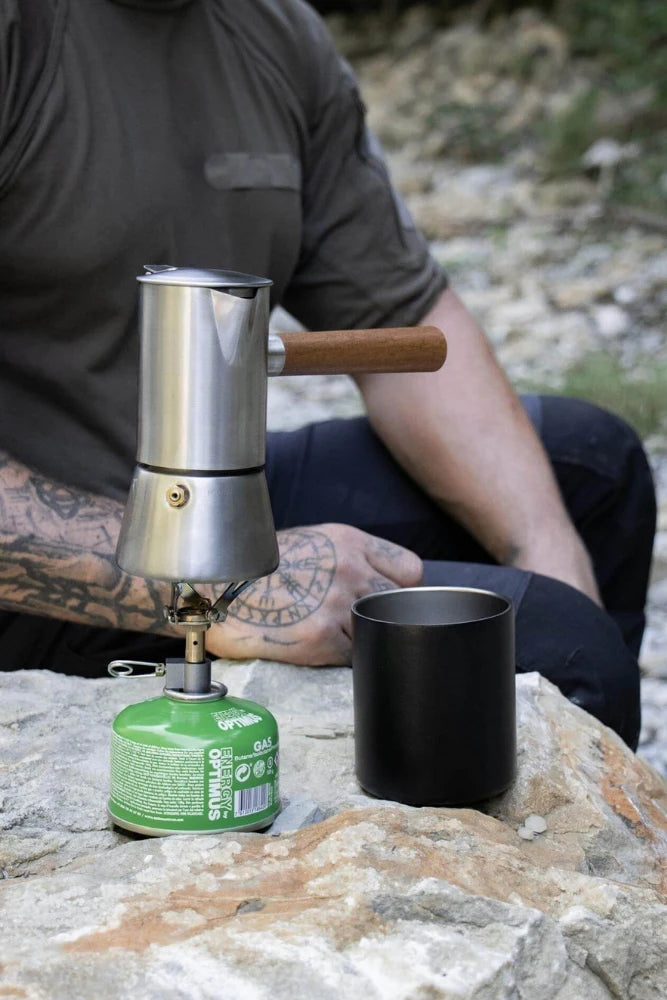 Lambda Coffee Espressokocher aus Edelstahl im Outdoor Einsatz fuer Camping und Vanlife Kaffeezubereitung