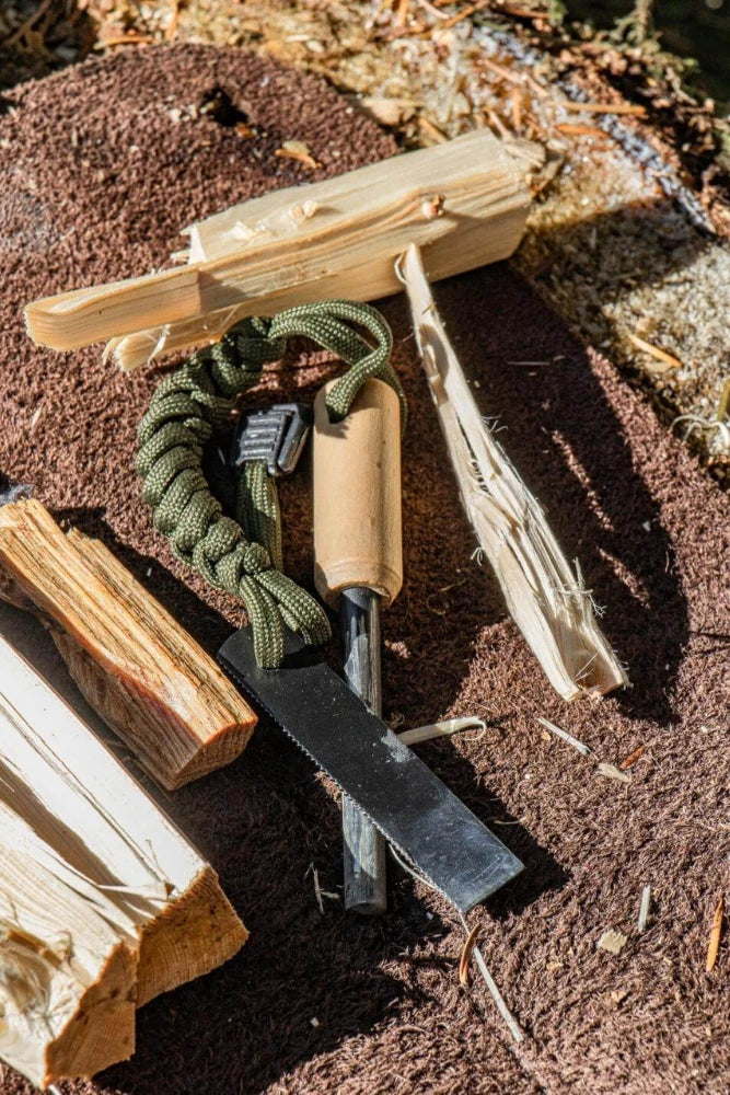 Lambda Coffee Feuerstahl in der Anwendung beim Bushcraft – zuverlässiger Zündstahl für Outdoor, Survival und Camping