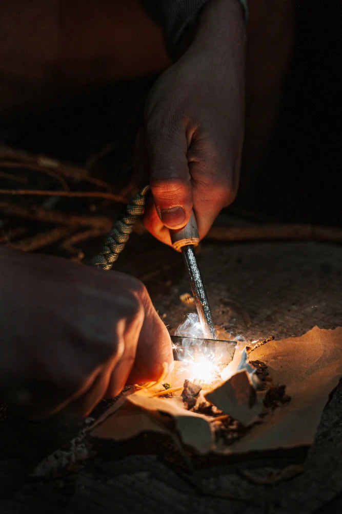 Lambda Coffee Feuerstahl im Outdoor-Einsatz beim Entzünden eines Lagerfeuers – robuster Feuerstarter für Camping und Bushcraft