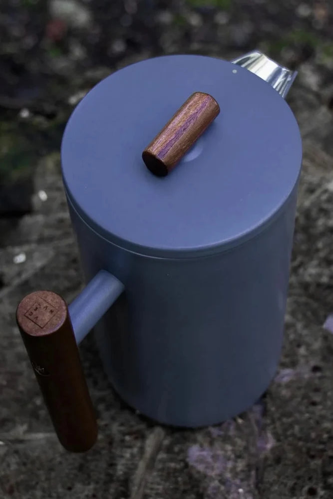Lambda Coffee French Press aus Edelstahl mit Rhino Coating in Dusk Blue beim Campingfruehstueck im Outdoor Einsatz