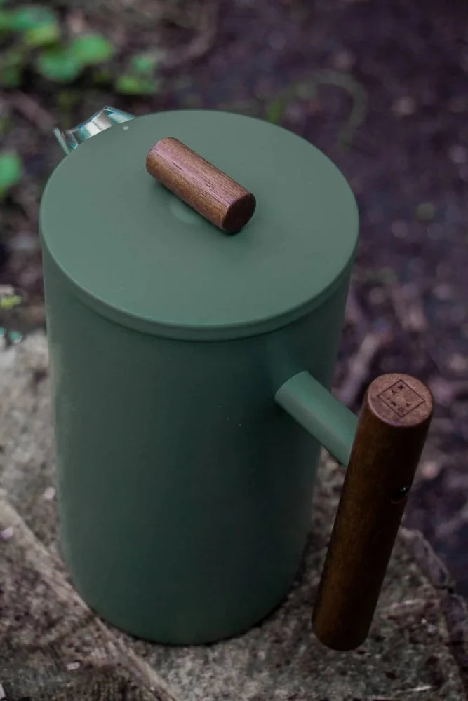 Lambda Coffee French Press aus Edelstahl mit Rhino Coating Moss Green bei der Vanlife Kaffeezubereitung im Camper