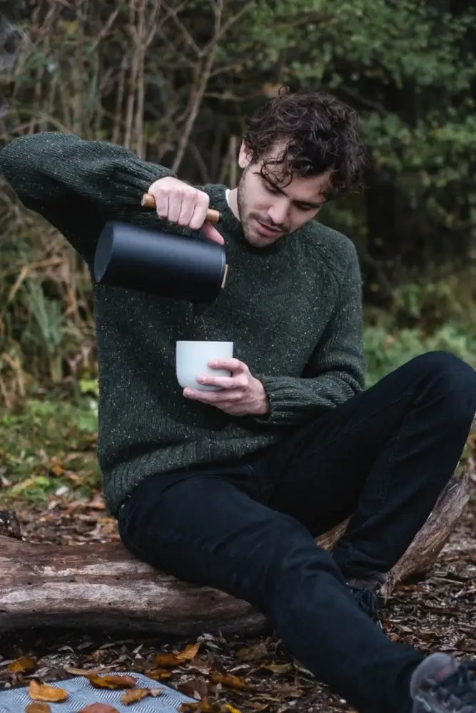 Lambda Coffee French Press aus Edelstahl mit Rhino Coating Nautic Night im Outdoor Einsatz beim Camping und Vanlife