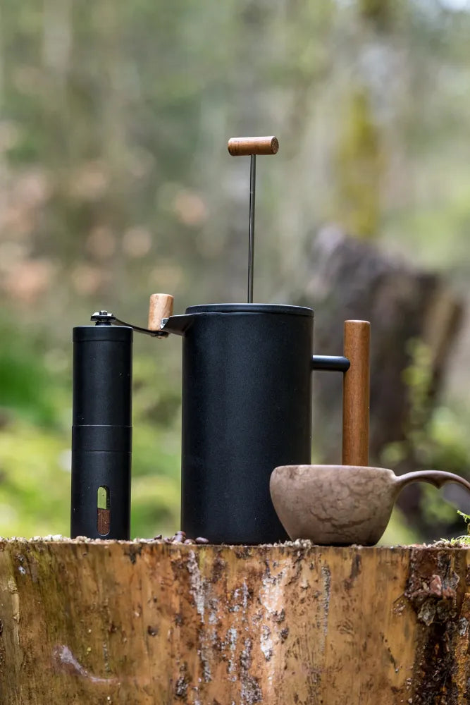 Lambda Coffee French Press aus Edelstahl mit Rhino Coating Nautic Night und Kaffeemuehle Terra von der Seite im Outdoor Einsatz